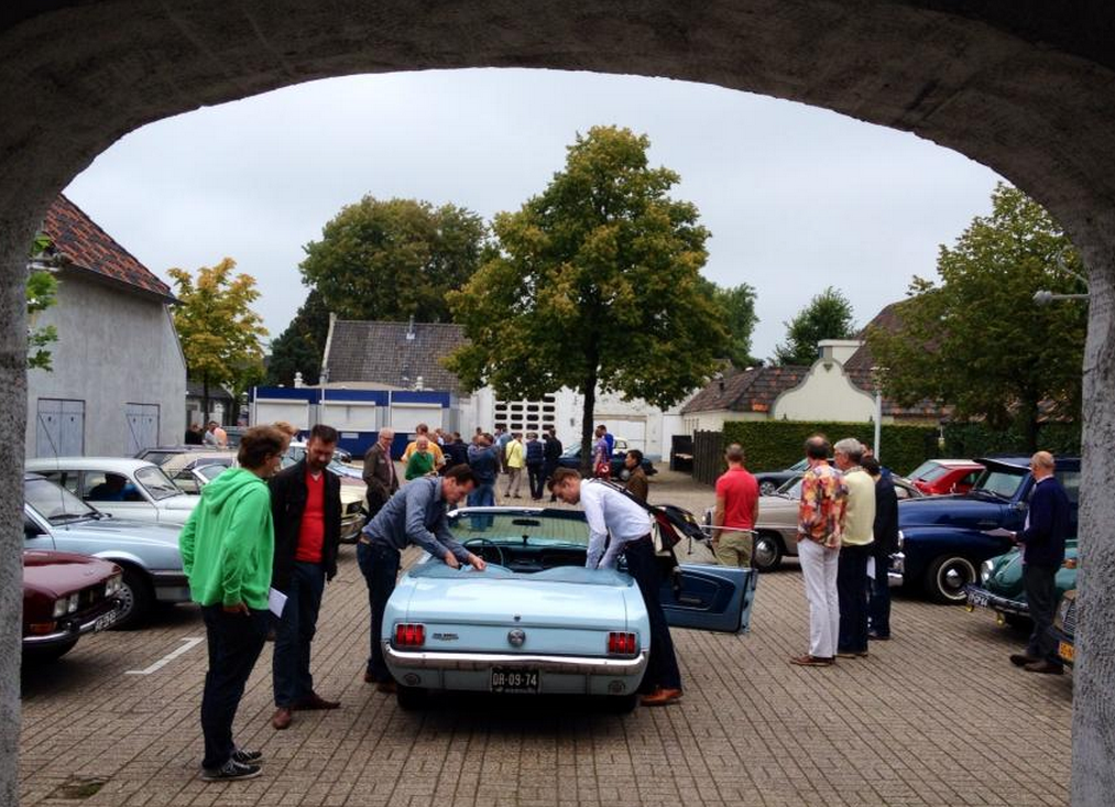 De klassiekers van de GCCC geparkeerd op het plein van het voormalige Autotron in Drunen