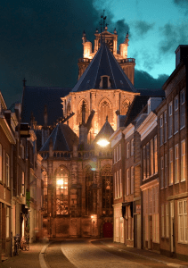 Dordrecht Grote Kerk bij avondlicht