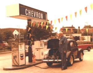 Tanken in de jaren '60 bij Chevron